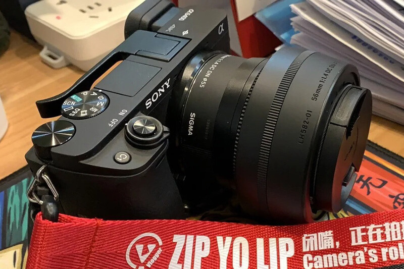 Aluminum Thumb-up Hand Hot Shoe Grip for Sony A6500 A6400 A6300