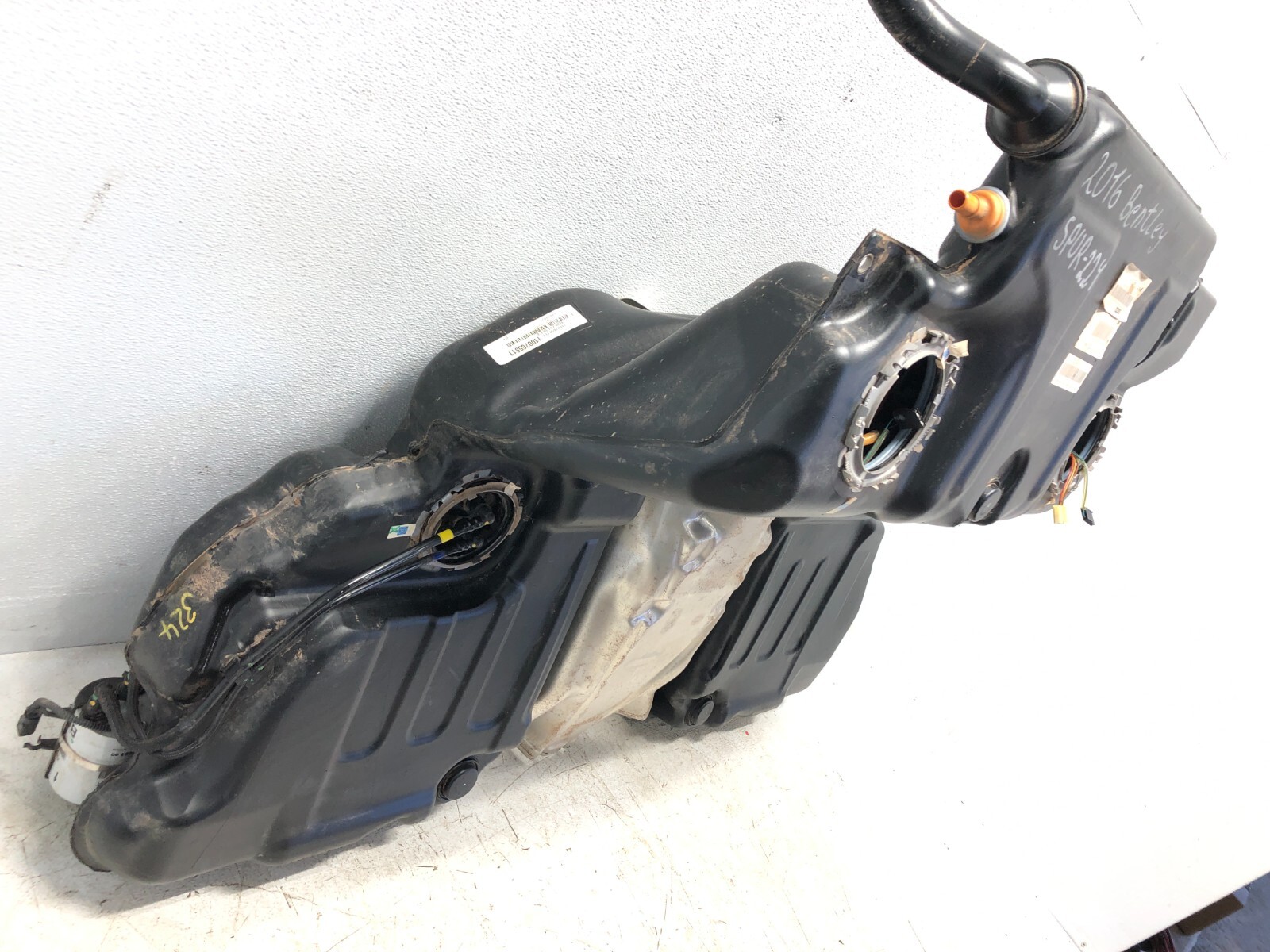 2014-2018 BENTLEY FLYING SPUR FUEL TANK GAS TANK RESERVOIR W/ FILLER NECK OEM.