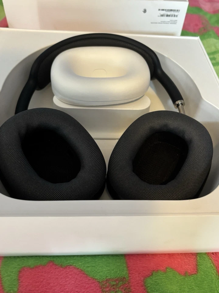 Apple (MGYH3AM/A) AirPods Pro Max Headphones - Space Gray - Image 3 of 4
