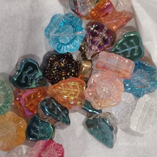 25 Glass Beads Lot Czech Style Flowers Leaves Loose 14mm Pressed Glass - Picture 2 of 3