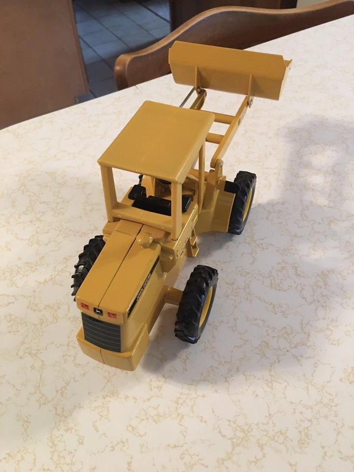 ERTL , DEERE , LOADER . BRAND NEW . NO BOX . - Image 4 of 4
