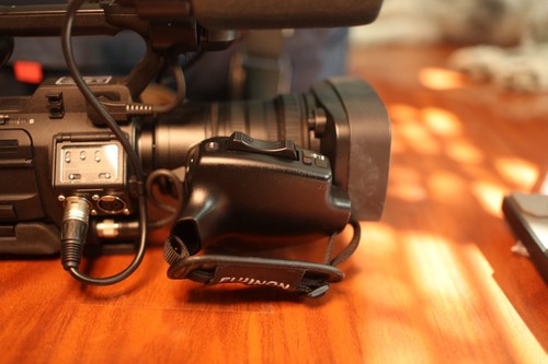 Cámara de transmisión JVC GY-HM850U ProHD con lente Fujinon 4-82 mm 20x + placa QRT, bolsa - Imagen 10 de 15