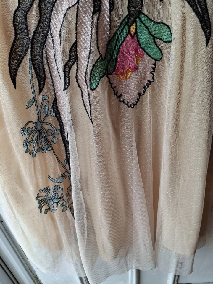 Vestido midi vintage forrado de malla crema M bordado mangas mariposa ribete negro Foto 4 de 4