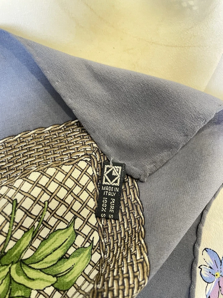 Bufanda de seda floral Y8#Gucci hecha en Italia vintage dobladillo enrollado a mano estampado botánico Foto 3 de 4