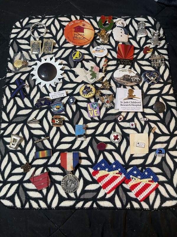 Lot Of Over 30+ Vintage Collectable Pins Various Subjects