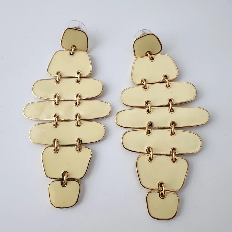 Pendientes Amrita Singh con bisagras en cascada tono dorado perforado esmalte crema Foto 3 de 4