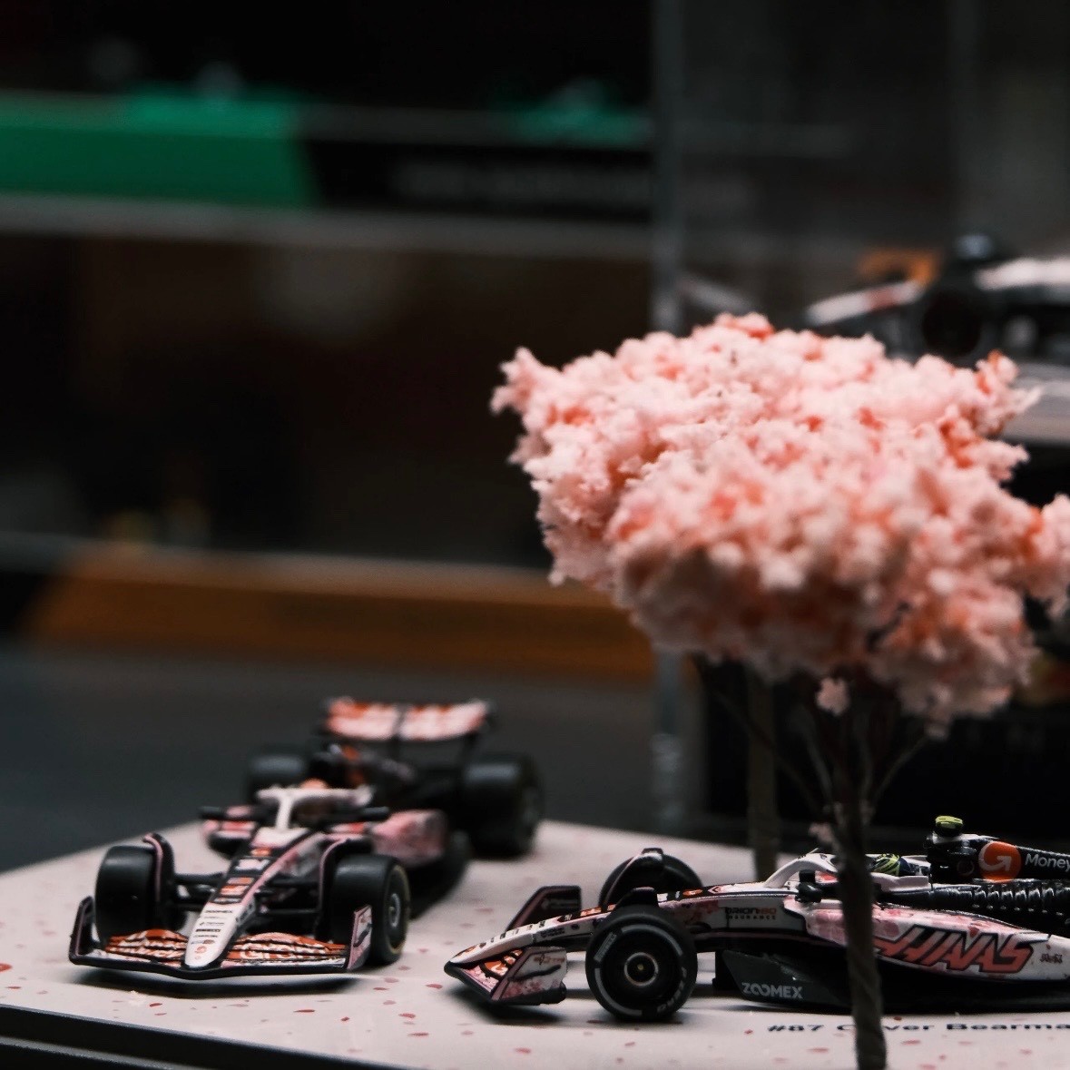 Spark 1/64 Haas F1 Team Sakura Set HEC Beijing 2Cars+2Trees HEC