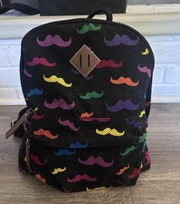 Mochila Marca CANDIES Negra Colorida Estampado Bigote.  Cremallera de compartimento grande