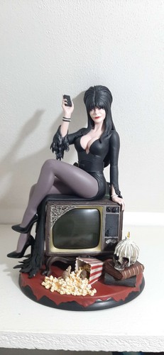 Elvira Mistress of the Dark Halloween Queen Mezco Static-6 1/6 Scale Statue