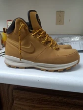 Nike manoa boots size 10.5