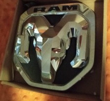 Medallón cabeza carnero acabado cromado Dodge RAM