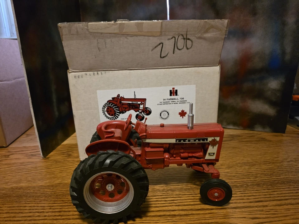 1/16 IH Farmall 706 7th Ontario 1992 Toy Show & Subasta FB-1592 Foto 2 de 4