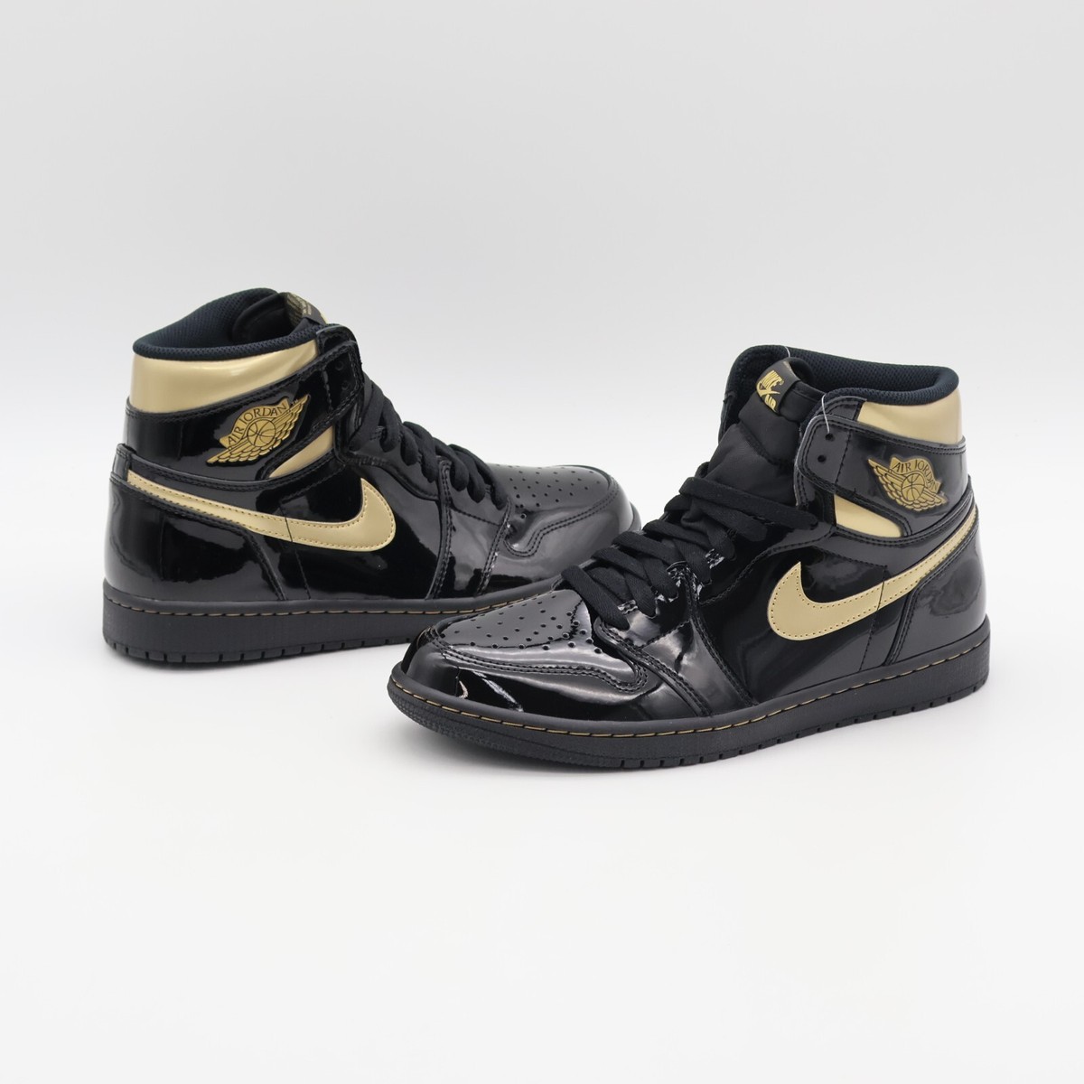 555088-032 Nike Air Jordan 1 Retro High OG Black Metallic Gold