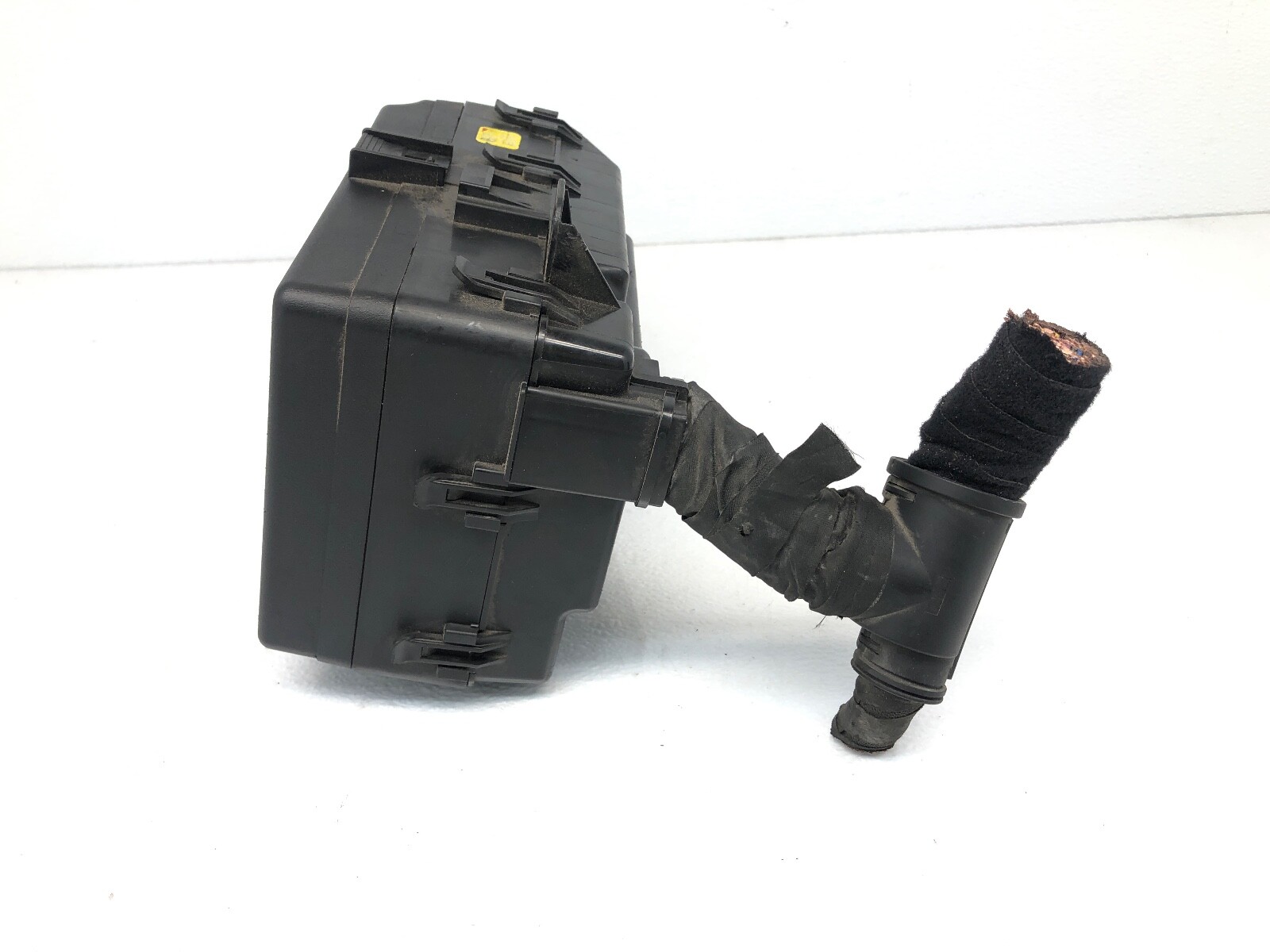 2014-2020 MASERATI QUATTROPORTE ENGINE FUSE RELAY BOX OEM.