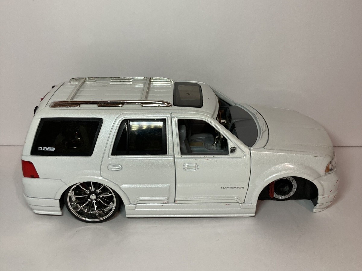ＤＵＢ、リンカーン ナビゲーター　１／２４　その１ Jada Dub City 2003 White Lincoln Navigator Diecast 1/24