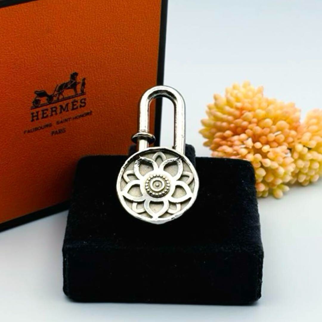 HERMES Lotus Flower Motif Cadena key Lock Bag Charm Silver 