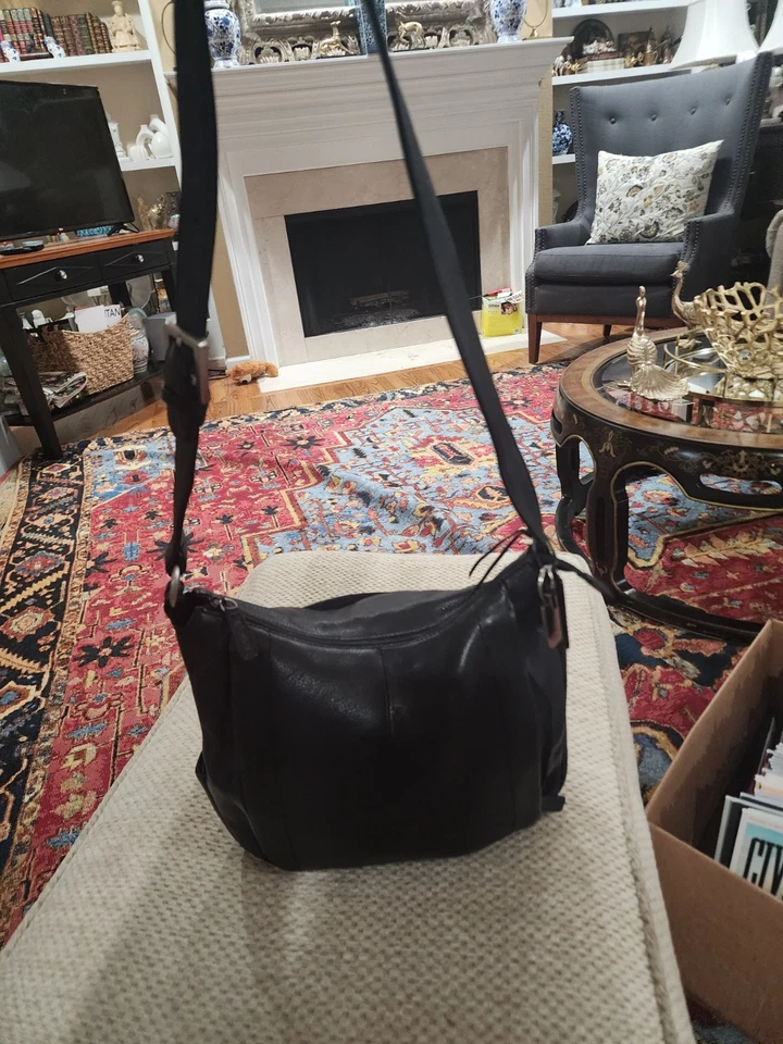 Cartera hobo de hombro negra de cuero Rolfs para mujer con nombre etiqueta plisada frontal Foto 2 de 4