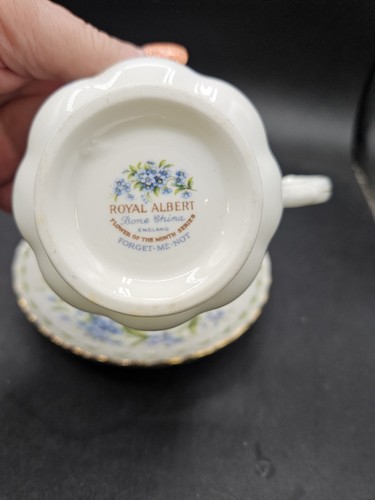 Vintage Tazza da tè/piattino Royal Albert Bone China 'Fiore del mese' Inghilterra - Foto 4 di 7