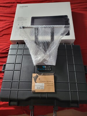 Wacom Cintiq 16 15.6'' drawing tablet with HD Screen + Glove, Stand, and Case