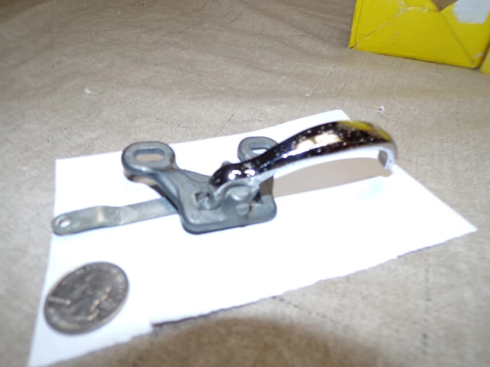 Pestillo de puerta cromado derecho usado OE Mercedes#1107660519 W110, W111, W112, W113 230SL, 250SL Foto 2 de 4