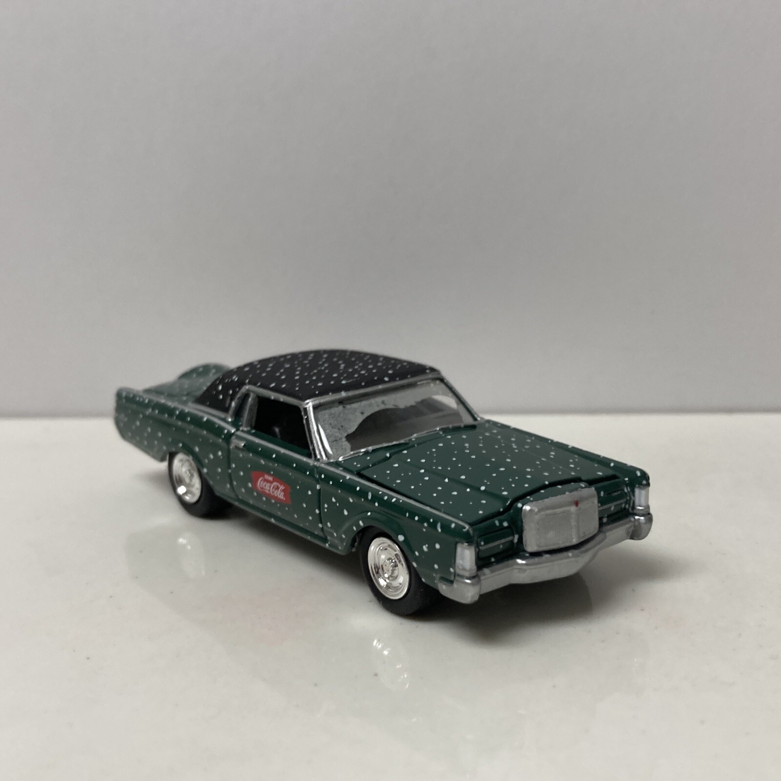 1969 69 Lincoln Continental MK III Collectible 1/64 Scale Diecast Diorama Model