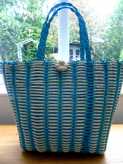 VINTAGE TÜRKIS & WEISS GEFLOCHTEN KUNSTSTOFF EINKAUFS /PICKNICK /STRANDKORB