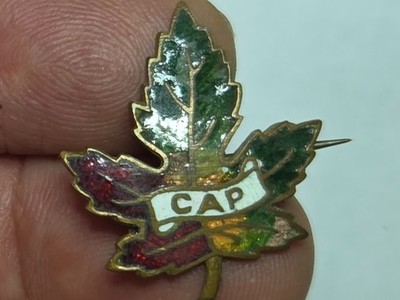 ENAMELED MAPLE LEAF CAP BAGE BADGE  [MY REF MX #7]
