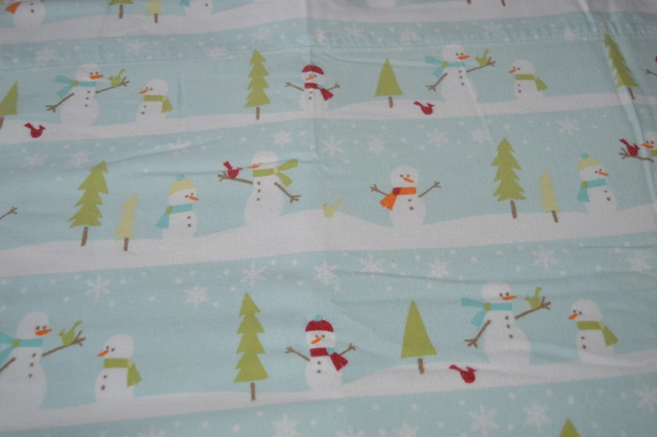 SÁBANA PLANA DE FRANELA DOBLE TARGET HOME Y 2 FUNDAS DE ALMOHADA MUÑECOS DE NIEVE INVIERNO AZUL BLANCO EN MUY BUENA CONDICIÓN Foto 4 de 4