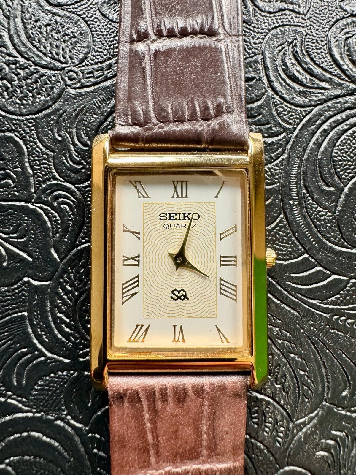 WHITE DIAL-Vintage Seiko Slim Quartz Men’s Wrist Watch