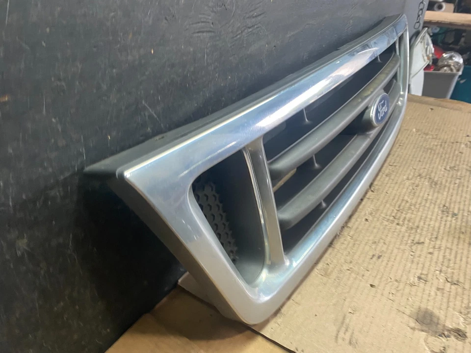 2003 to 2007 Ford Econoline E150 E250 E350 Front Grille Grille OEM s5662 DG - Image 3 of 4