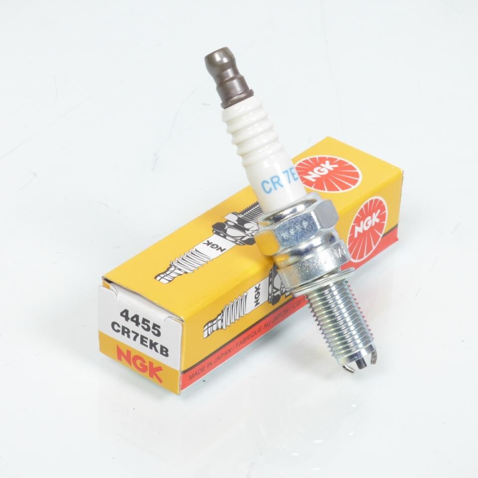 Bougie d'allumage NGK pour réparer l'allumage du Peugeot Furious 50cc