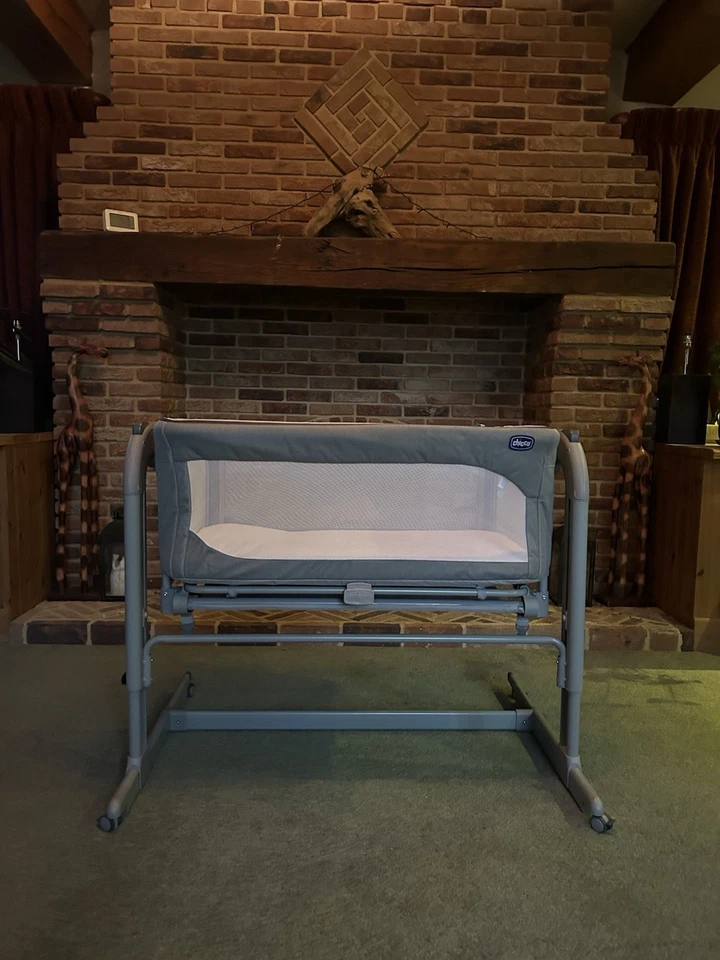 Chicco Next2Me Magic2 Crib With Clean Mattress + Box + Sheets - Offers Accepted - Image 4 of 4