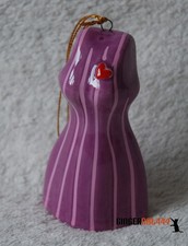 Schönes lila gestreiftes Kleid aus Porzellan Christbaumschmuck zum Aufhängen 10 cm
