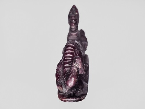 Escultura roja púrpura oscuro natural sin tratar rubí india con certificación GII - Imagen 5 de 7