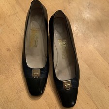 SALVATORE FERRAGAMO 7 B black leather pumps metal logo Vintage
