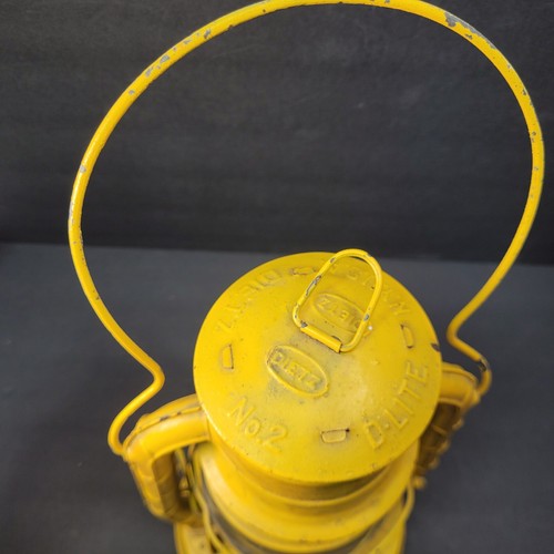 Vintage Dietz Kerosene Yellow Lantern, Cap Missing - Picture 6 of 10