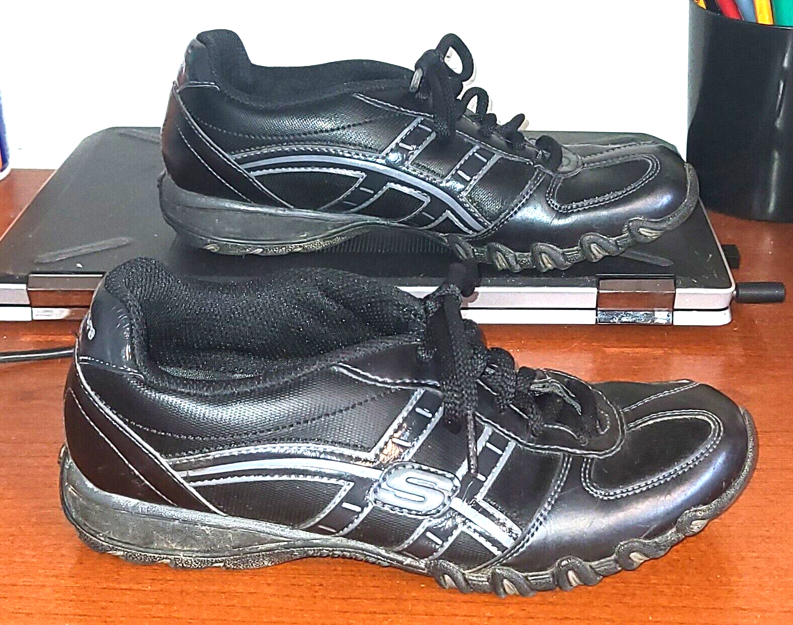 Skechers Women’s Shoes Sz.5 Speedsters 21076 Black Casual Shoes Sneakers.