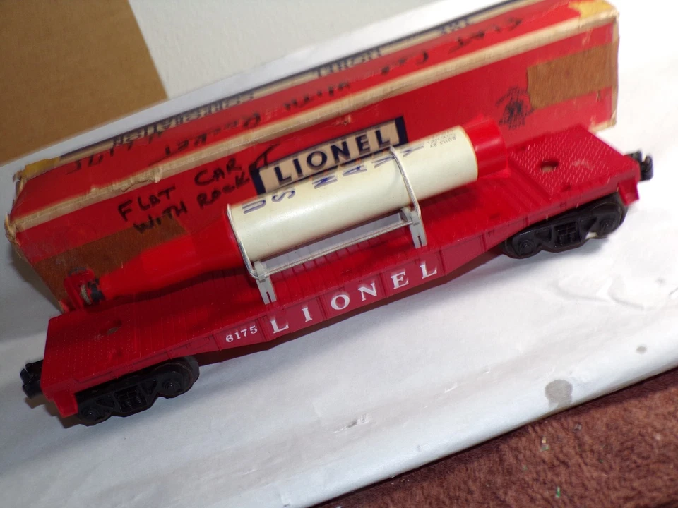 Lionel Vintage Original 6175 Flat car with rocket, original rocket, super clean - Image 2 of 4