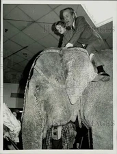 1976 Press Photo Senator Henry Jackson & Son Peter Atop Circus Elephant, NYC