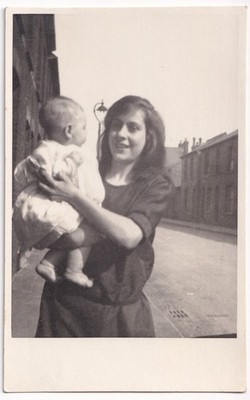 Vintage RPPC Postkarte junge Frau hält Baby Terrassen Straßenszene 1920er K Ltd