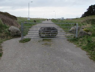 Foto 6x4 Felsbrocken und Tor über Sandy Lane, Porthcawl Wanderer und Radfahrer c2016