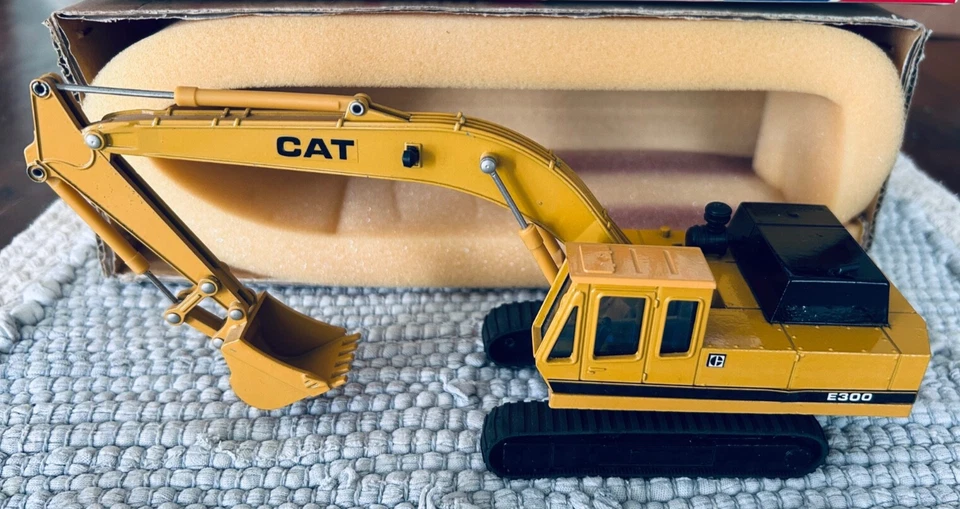 CAT E300 Hydraulic Excavator 1/48 Shinsei Caterpillar Power Shovel 606 Box Japan - Image 3 of 4