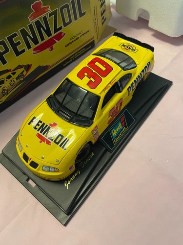 Revell Johnny Benson 1996 Pontiac Grand Prix 1:24 Diecast Car - Picture 3 of 8