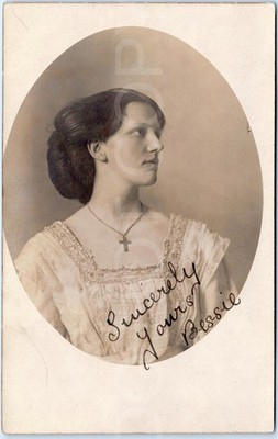 RPPC Vintage Postkarte Portrait junge Frau signiert mit freundlichen Grüßen Ihre Bessie