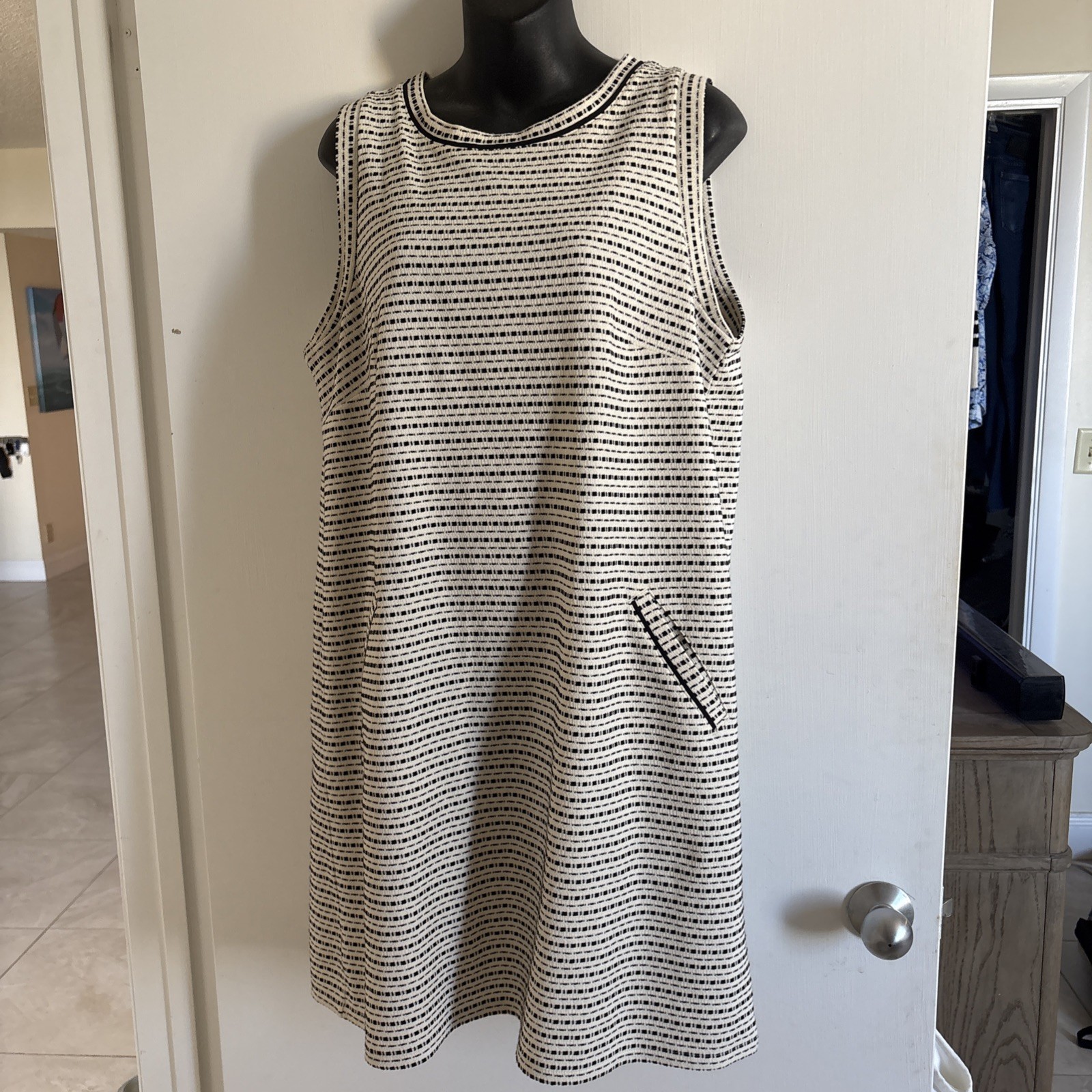 Loft Women Sleeveless Shift Knit Short Dress a large