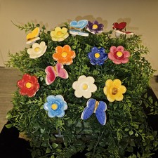 Keramik Blumen,15 Stück, 10 Blüten,5 Schmetterlinge Muttertag  Handgemacht 