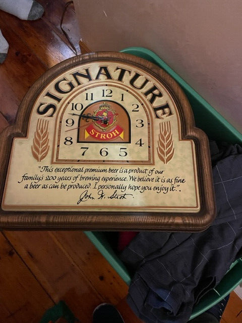 Stroh's Beerのビンテージな壁掛け時計 Vintage Stroh's Signature Beer Lighted Clock Plastic Advertising
