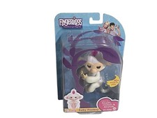 Fingerlings WowWee Sophie White Interactive Baby Monkey Kid Toy Bonus Stand 2016