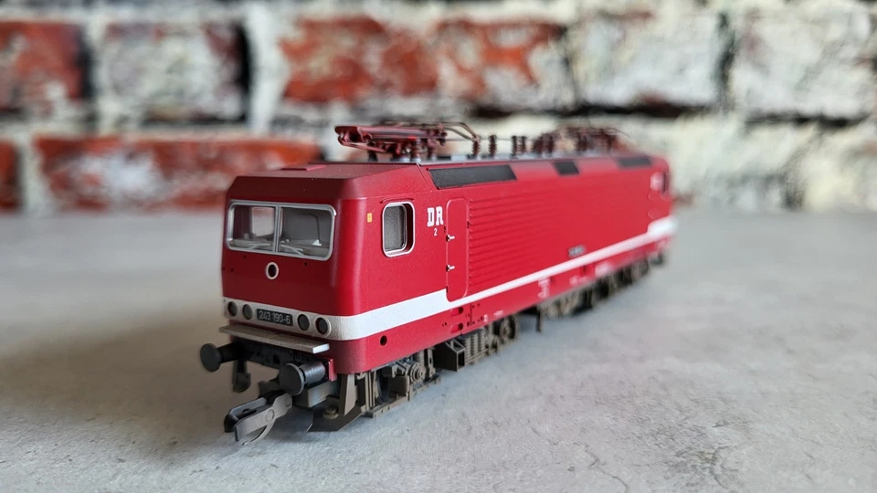 Tillig TT 502369 BR 243 DR Ep. IV, leicht  gealtert, Galeriemodell - Bild 2 von 4
