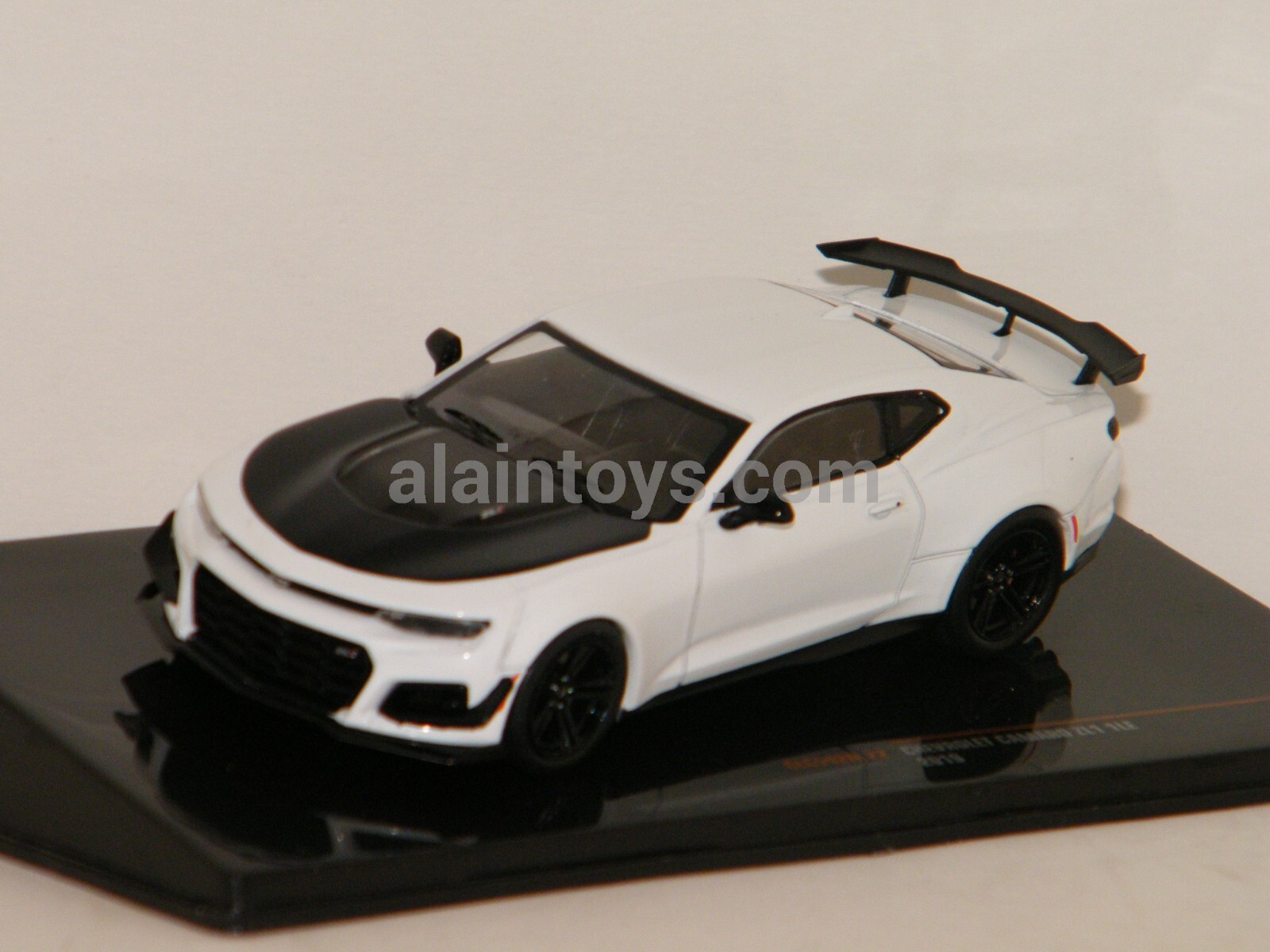 CHEVROLET CAMARO ZL1 1LE 2019 BLANCHE & NOIRE IXO 1/43 Réf CLC542N